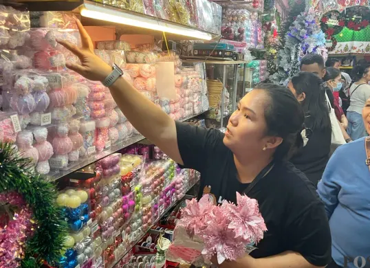 Pengunjung berbelanja pernak-pernik di Pasar Asemka, Pinangsia, Tamansari, Jakarta Barat, Minggu, 21 Desember 2025. (Sumber: Poskota/ Pandi Ramedhan)