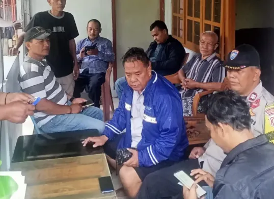 Pihak kepolisian melakukan penyelidikan setelah adanya laporan penemuan bayi di tumpukan sampah di wilayah Kampung Kelapa, Rawa Panjang, Bojonggede, Kabupaten Bogor. (Sumber: Humas Polsek Bojonggede)