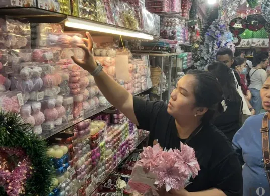 Pengunjung berbelanja pernak-pernik di Pasar Asemka, Pinangsia, Tamansari, Jakarta Barat, Minggu, 21 Desember 2025. (Sumber: POSKOTA | Foto: Pandi Ramedhan)
