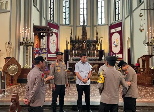 Jelang momen Natal dan tahun baru, polisi melakukan pengecekan ke salah satu gereja untuk memastikan keamanan di Jakarta, Minggu, 21 Desember 2025. (Sumber: Dok. Mabes Polri)