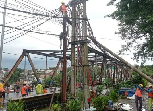 Petugas BPBD Kota Bogor saat mengevakuasi tiang listrik yang roboh di kawasan Ciwaringin, Bogor Tengah. (Sumber: Dok. BPBD Kota Bogor)