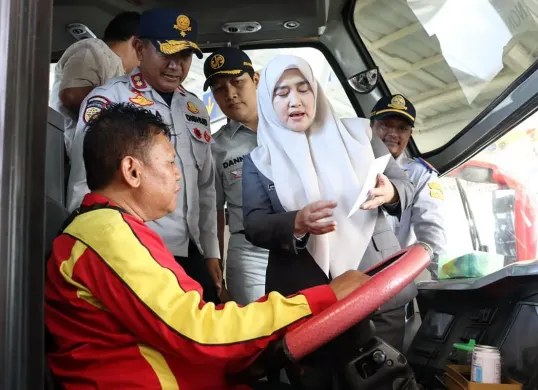 Wakil Wali Kota Cirebon, Siti Farida Rosmawati saat melakukan monitoring ramp check di Terminal Tipe A Harjamukti, Jumat, 19 Desember 2025. (Sumber: Humas Pemkot Cirebon)