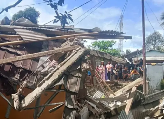 Kondisi rumah warga yang ambruk saat hujan dan angin kencang melanda wilayah Ciampea, Kabupaten Bogor. (Sumber: Istimewa)