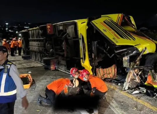 16 penumpang dikonfirmasi tewas dalam kecelakaan Senin 22 Desember 2025 dini hari. Lokasi kejadian Exit Tol Krapyak. Simak fakta lengkap dan update korban selamat. (Sumber: X/@bambangsuling11)