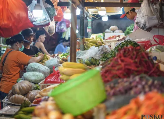 Cabai asal Aceh yang dijual seharga Rp40 ribu per kilogram di Pasar Senen Blok III, Jakarta Pusat, sebagai upaya menekan harga jelang Natal dan Tahun Baru 2026. (Sumber: Poskota/Bilal Nugraha Ginanjar)