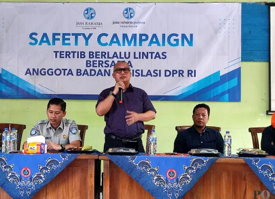 Anggota DPR RI, Arif Rahman (kedua dari kiri), saat melakukan reses di Kelurahan Karaton, Pandeglang. Samsul Fatoni (Sumber: POSKOTA | Foto: Samsul Fatoni)