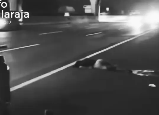 Pria tergeletak di Tol Bitung-Cikupa yang diduga melakukan pencurian serta tabrak lari. (Sumber: Instagram/infobalaraja)