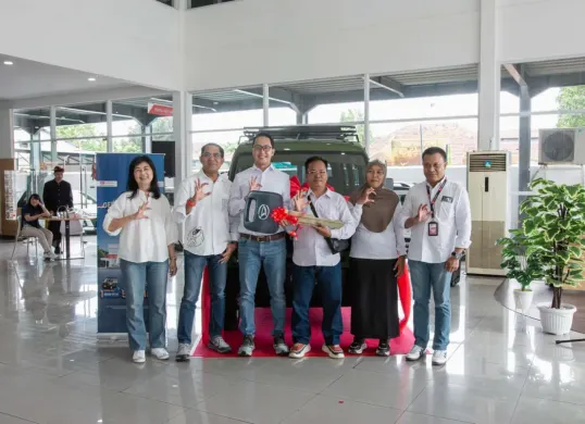 Guru asal Lombok Timur memenangkan Gran Max Taft Guy melalui program Gebyar Merdeka Daihatsu akhir 2025. (Sumber: Dok. Daihatsu)