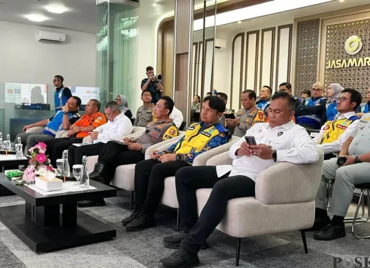 Kapolri Jenderal Listyo Sigit Prabowo bersama jajarannya meninjau Jasamarga Tollroad Command Center di Jatiasih, Kota Bekasi, Senin, 22 Desember 2025. (Sumber: POSKOTA | Foto: Nurpini Aulia Rapika)