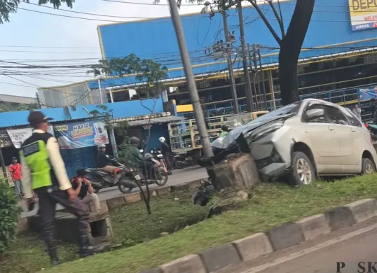 Hilang kendali mobil avanza Nomor Polisi (Nopol) B2113 BIP tabrak lampu jalan. (Sumber: Poskota/Veronica Prasetio)