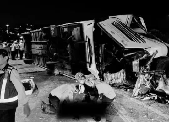 Kecelakaan bus tewaskan 16 orang. Cek profil PO Cahaya Trans, kondisi armada, dan kemungkinan kelalaian di balik insiden ini. (Sumber: X/@bambangsuling11)