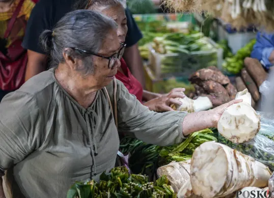 Ilustrasi bahan pangan dijual di pasar tradisional jelang Ramadhan. (Sumber: Poskota/Bilal Nugraha Ginanjar)