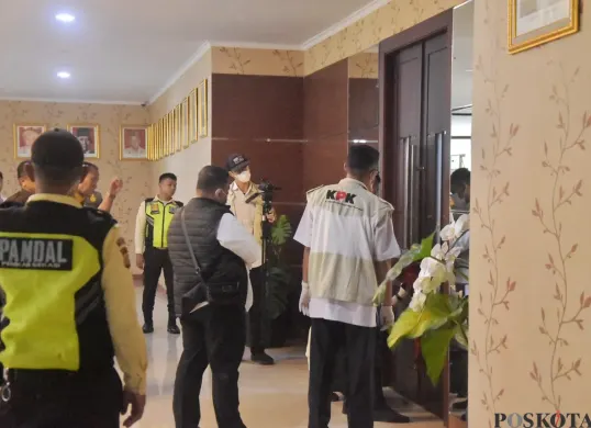 Puluhan penyidik KPK menggeledah Kantor Bupati Bekasi di Jalan Wibawa Mukti, Desa Sukamahi, Kecamatan Cikarang Pusat, Kabupaten Bekasi, Senin, 22 Desember 2025. (Sumber: Poskota/Nurpini Aulia Rapika)
