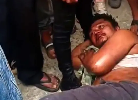 Pria yang diduga akan mencuri sepeda motor tertangkap basah warga di Jalan Ir H Juanda, Kecamatan Bekasi Timur, Kota Bekasi, Senin 22 Desember 2025. (Sumber: Istimewa)