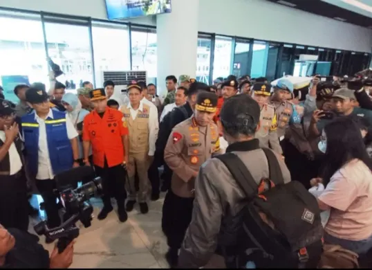 Kapolri Jenderal Polisi Listyo Sigit Prabowo di Pelabuhan Merak meninjau persiapan angkutan Nataru. (Sumber: Istimewa)