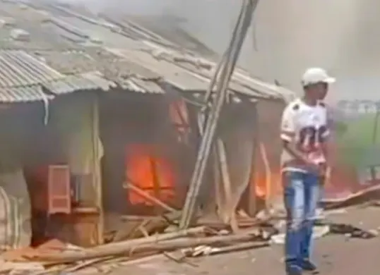 Warung kelontong yang diduga menjadi sarang prostitusi di Kecamatan Mauk, Kabupaten Tangerang dibakar warga. (Sumber: Polsek Kronjo)