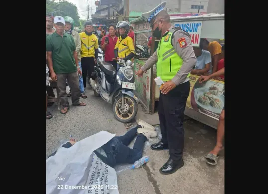 Polisi melakukan olah TKP kecelakaan yang menewaskan seorang pemotor akibat terlindas truk trailer di Jalan Kapuk Kamal, Jakarta Barat, Senin pagi, 22 Desember 2025. (Sumber: Istimewa)