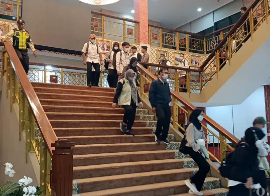 Penyidik KPK meninggalkan kantor Bupati Bekasi usai melakukan penggeledahan sejak pukul 12.47 WIB, pada Senin, 22 Desember 2025. (Sumber: POSKOTA | Foto: Nurpini Aulia Rapika)