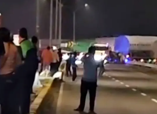 Badan pesawat diduga tergelincir di ruas jalan raya kawasan Bandara Soekarno-Hatta. (Sumber: TikTok/ @adeirawanorawan655)