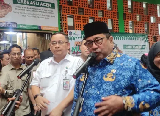Wakil Gubernur Jakarta Rano Karno saat melakukan peninjauan langsung ke Pasar Senen Blok III, Jakarta Pusat, Senin, 22 Desember 2025. (Sumber: Poskota/M. Tegar Jihad)