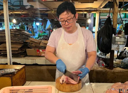 Ferdi pedagang ayam di Pasar Senen Blok III, Jakarta Pusat, Senin, 22 Desember 2025. (Sumber: Poskota/M. Tegar Jihad)