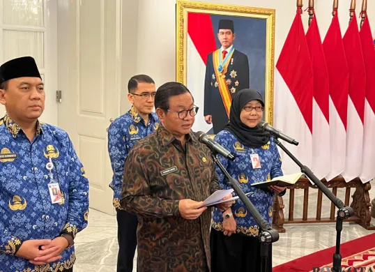 Gubernur Jakarta, Pramono Anung, saat menyampaikan pernyataan kepada awak media di Balai Kota Jakarta, Senin, 22 Desember 2025. (Sumber: POSKOTA | Foto: M Tegar Jihad)