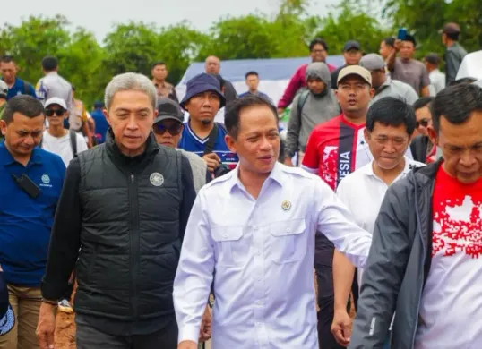 Menteri LHm Hanif Faisol Nurofiq meninjau TPA Galuga untuk pembangunan PSEL di Kecamatan Leuwiliang, Kota Bogor. (Sumber: Dok. Pemkot Bogor)