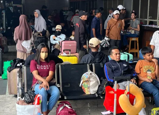 Situasi calon penumpang di Terminal Bus AKAP Kalideres, Jakarta Barat, Senin, 22 Desember 2025. (Sumber: Poskota/Pandi Ramedhan)