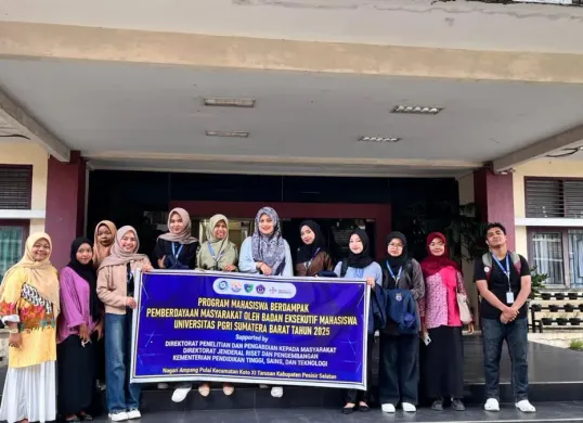 Civitas Univ PGRI Sumbar berfoto bersama usai pelaksanaan Program Mahasiswa Berdampak di Nagari Ampang Pulai, Pesisir Selatan, yang fokus pada peningkatan kualitas pengolahan dan pemasaran ikan teri lokal. (Sumber: Universitas PGRI Sumbar)