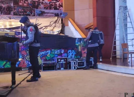 Personel Detasemen Jibom Sat Gegana Polda Metro Jaya melakukan sterilisasi di Gereja Kristus Yesus Jemaat Mangga Besar, Tamansari, Jakarta Barat. (Sumber: Poskota/Ali Mansur)