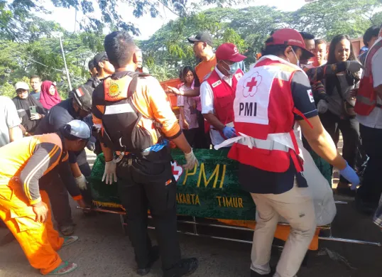 Tim SAR Gabungan saat mengevakuasi korban tenggelam yang telah tidak bernyawa, Selasa, 23 Desember 2025. (Sumber: Humas SAR Jakarta)