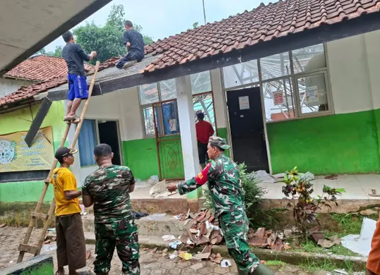Petugas dan warga memperbaiki atap SDN Ciketug di Nanggung, Kabupaten Bogor pasca ambruk diterjang angin kencang. (Sumber: Dok. Pemkab Bogor)