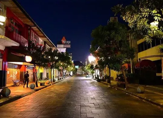Panorama gemerlap lampu Kota Bandung di malam hari, menghadirkan suasana hangat dan menenangkan bagi wisatawan yang menikmati liburan bersama keluarga. (Sumber: Pinterest)