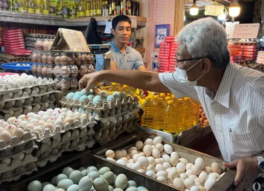 Salah seorang pembeli telur di Pasar Senen, Jakarta Pusat, Senin, 22 Desember 2025. (Sumber: Poskota/M. Tegar Jihad)