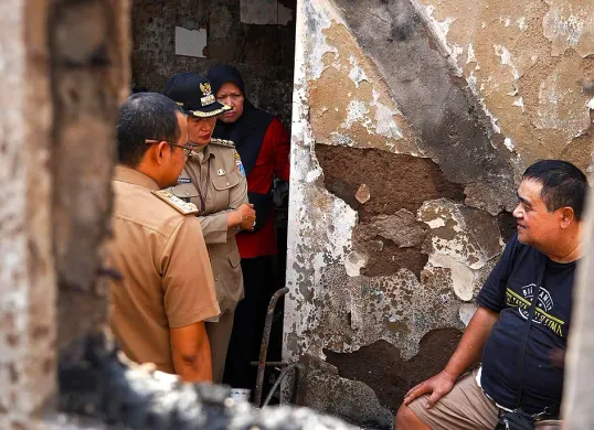 Wali Kota Jakarta Barat, Iin Mutmainnah, berbincang dengan warga terdampak kebakaran di Jalan Karya Dalam, RT 013 RW 002, Kelurahan Wijaya Kusuma, Kecamatan Grogol Petamburan, Selasa, 23 Desember 2025. (Sumber: Dok Pemkot Jakarta Barat)