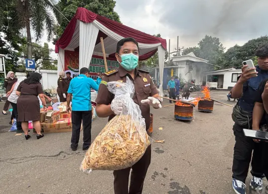 Penampakan kripik pisang mengandung narkoba seberat 5 kilogram yang dimusnahkan Kejari Kabupaten Bogor. (Sumber: Poskota/Giffar Rivana)