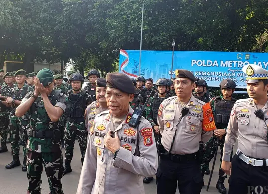 Polda Metro Jaya menggelar patroli gabungan dengan TNI dalam rangka Operasi Lilin Jaya 2025 untuk menjaga kamtibmas menjelang perayaan Natal dan Tahun Baru 2025/2026. (Sumber: POSKOTA | Foto: Ali Mansur)