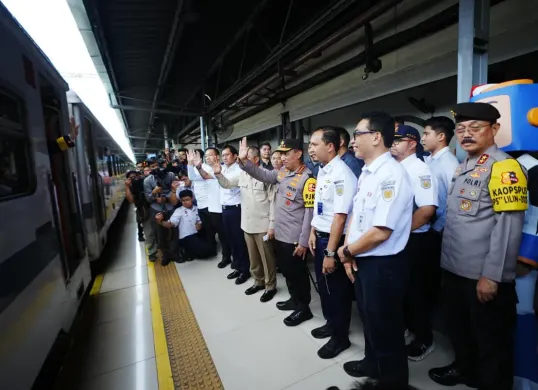 Kepolisian Negara Republik Indonesia (Kapolri) Jenderal Polisi Listyo Sigit Prabowo melakukan peninjauan langsung ke Stasiun Pasar Senen, Jakarta Pusat, Selasa, 23 Desember 2025 siang. (Sumber: Istimewa)