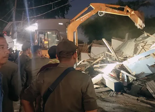 Penertiban lapak-lapak permanen di Jalan Akses UI, Senin, 22 Desember 2025. (Sumber: Pol PP Kota Depok)