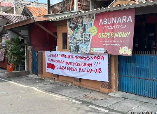 Warga RW 09 dan RW 12 Duri Pulo membentangkan spanduk penolakan ganti rugi proyek Tol Semanan–Sunter saat menyuarakan keberatan di kawasan Duri Pulo, Jakarta Pusat. (Sumber: Poskota/M. Tegar Jihad)