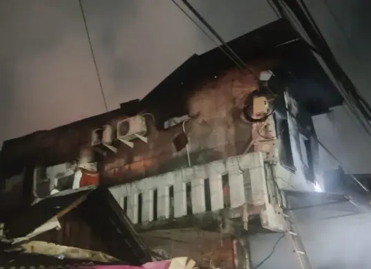 Kebakaran melanda permukiman padat penduduk di Jalan Karya Dalam 3, RT 13/RW 02, Kelurahan Wijaya Kusuma, Kecamatan Grogol Petamburan, Jakarta Barat, Senin, 22 Desember 2025 malam. (Sumber: Dok. Gulkarmat Jakarta Barat)