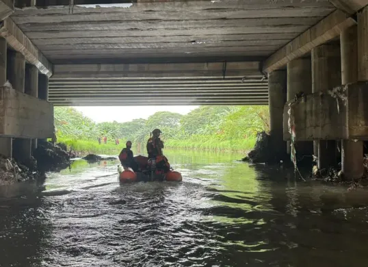 Tim SAR Jakarta dan Tim Gabungan saat melakukan pencarian anak tenggelam di BKT, Jakarta Timur, Selasa, 23 Desember 2025. (Sumber: Kominfotik SAR Jakarta)
