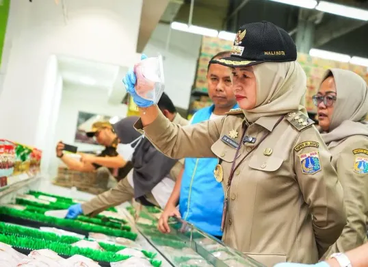 Wali Kota Jakarta Barat Iin Mutmainah saat mengecek kandungan makanan menjelang Nataru di pasar modern kawasan Kembangan, Jakarta Barat, Selasa, 23 Desember 2025. (Sumber: Istimewa)