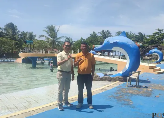 Pengelola wisata Coconut Island Carita di Pandeglang saat menunjukan fasilitas-fasilitas di kawasan CIC. (Sumber: Poskota/Samsul Fatoni)