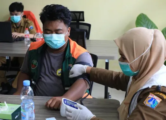 Skrining kesehatan sopir truk sampah TPST Bantargebang, Kecamatan Setu, Kota Bekasi. (Sumber: Dok. DLH Jakarta)