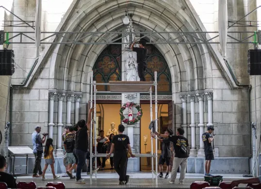Petugas memasang lampu jelang Natal 2025 di Gereja Katedral, Jakarta, Selasa, 23 Desember 2025. (Sumber: Poskota/Bilal Nugraha Ginanjar)
