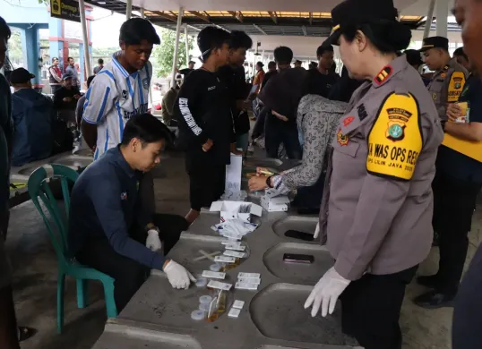 Polres Kepulauan Seribu menggelar pemeriksaan urine narkoba terhadap nahkoda dan anak buah kapal (ABK) di Dermaga 16 Marina Ancol, Jakarta Utara, Selasa, 23 Desember 2025. (Sumber: Istimewa)