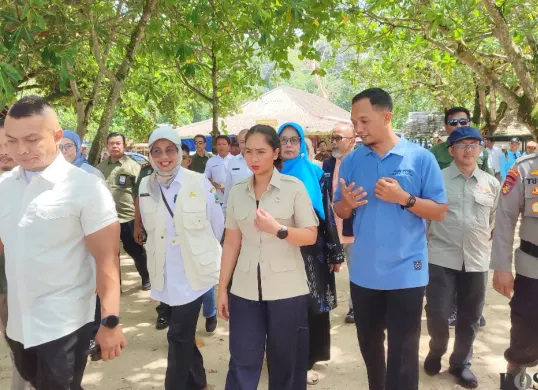 Pengelola wisata Pantai Pasir Putih Carita, Ruki Hardiansyah (kanan) saat mendampingi Wamenpar, Ni Luh Puspa (tengah) di Carita, Pandeglang, Banten. (Sumber: Poskota/Samsul Fatoni)