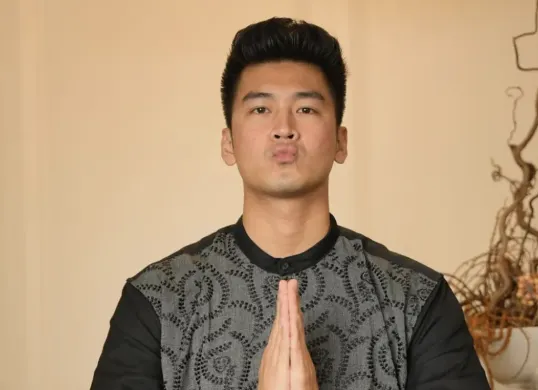 Anrez Adelio, aktor dan presenter Indonesia, menjadi sorotan publik setelah pengakuan Friceilda Prillea terkait kehamilan delapan bulan. (Sumber: Instagram/@anzadelio)