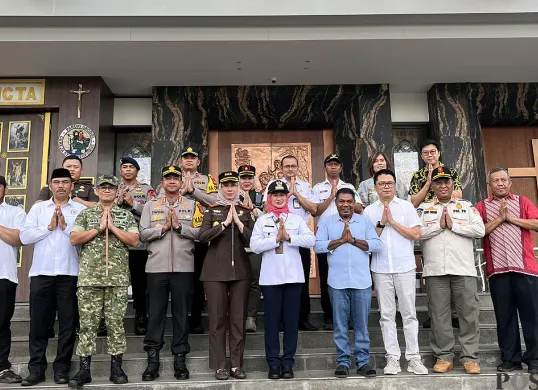 Jajaran Forkopimko Jakarta Barat mengecek sejumlah gereja menjelang perayaan Natal, Rabu, 24 Desember 2025. (Sumber: POSKOTA | Foto: Pandi Ramedhan)